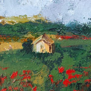 Op de afbeelding: Een schilderij van een klein huis in een veld met rode bloemen en een bewolkte lucht. Het schilderij is gemaakt in een losse, impressionistische stijl.