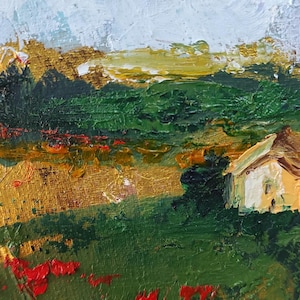 Op de afbeelding: Een schilderij van een landschap met een wit huis, groene bomen en rode bloemen op de voorgrond. De lucht is blauw met witte wolken.