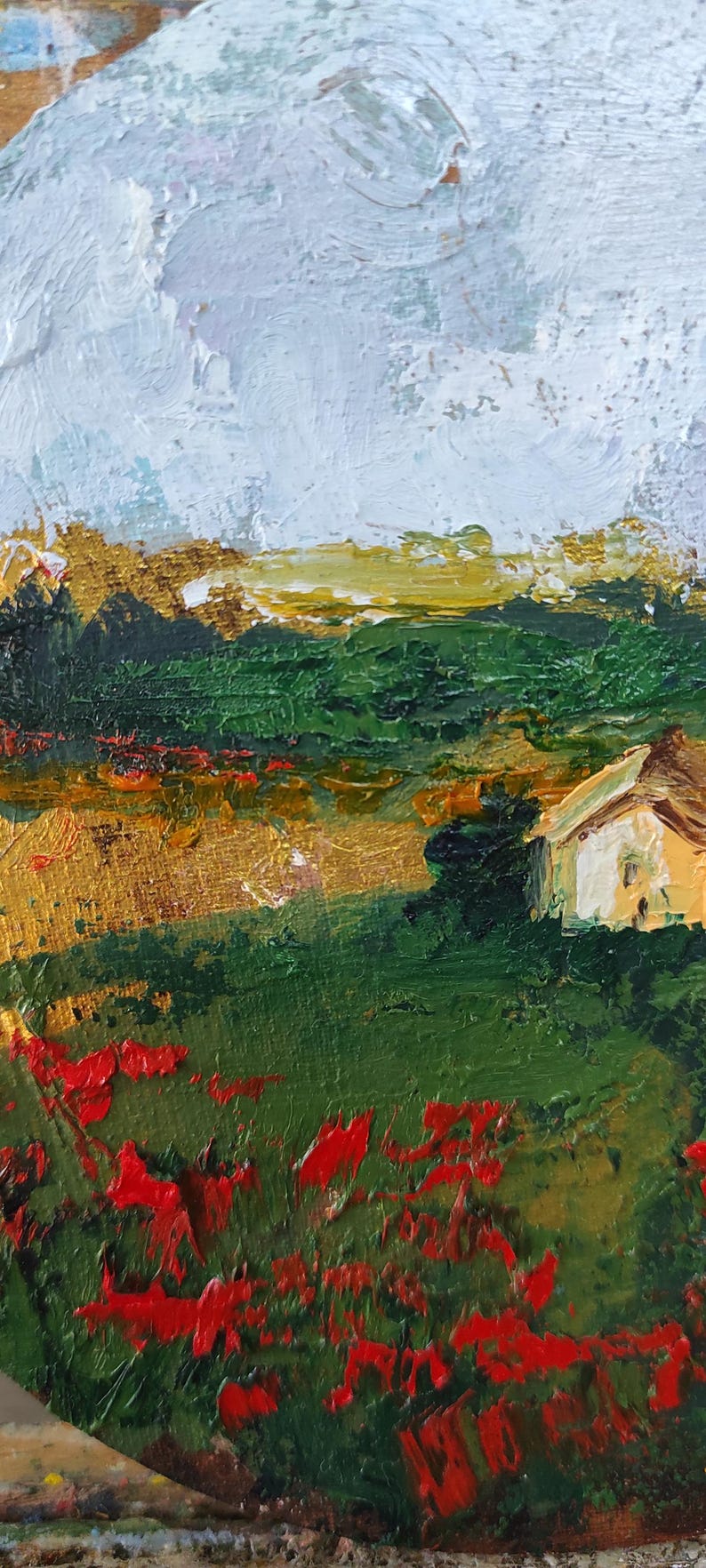 Op de afbeelding: Een schilderij van een landschap met een wit huis, groene bomen en rode bloemen op de voorgrond. De lucht is blauw met witte wolken.