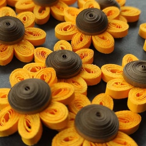 50 tournesols en papier quilling/lot de fleurs quilling/fleurs quilling en papier pour décor de cartes fait main/embellissement de fleurs/cartes piquants