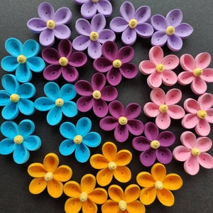 50-100 pezzi Fiori di carta per quilling / lotto di fiori per quilling / fiori di carta per quilling per decorazioni di biglietti fatti a mano / abbellimenti floreali / biglietti quilling