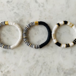 Schwarz, Weiß & Gold Mix | Heishi Armbänder | Gold Akzente | Polymer Clay Scheiben | Schulgeist