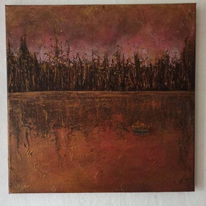 Puede incluir: Pintura abstracta de paisaje con superficie texturizada. La obra presenta un primer plano marrón oscuro, una superficie de agua reflectante y un horizonte marrón oscuro y dorado con un toque de rosa. Se ve un pequeño bote.