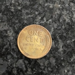 Raro penny de trigo de 1942 con letras faltantes en el reverso. Letras grandes y fecha