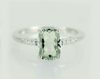 Anillo de amatista verde talla cojín: plata de ley y circonita cúbica