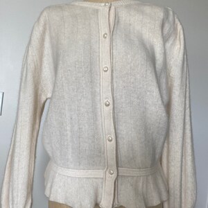 Vintage hochwertige weiße Strickjacke mit perlenden Knöpfen (made in Japan)