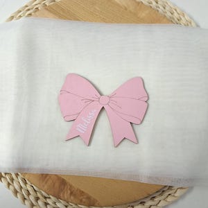 Marque-place en bois personnalisé avec noeud, décoration de table avec nom noeud, décoration d'intérieur noeud rose, marque-place avec noeud personnalisé, nom de noeud, plaquette cadeau avec noeud