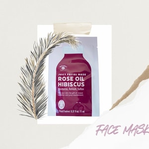 Pode incluir: Um pacote de m&aacute;scara facial de uso &uacute;nico com um design rosa e branco. O pacote apresenta um gr&aacute;fico em forma de garrafa com o texto "JUICY FACIAL MASK ROSE OIL HIBISCUS Moisturize, Refresh, Soften Give your skin the gift of instant hydration and juicy nourishment. 1 Facial Treatment 0.37 fl oz 11 ml"