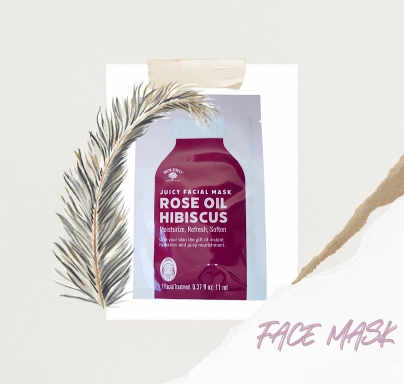 Pode incluir: Um pacote de m&aacute;scara facial de uso &uacute;nico com um design rosa e branco. O pacote apresenta um gr&aacute;fico em forma de garrafa com o texto "JUICY FACIAL MASK ROSE OIL HIBISCUS Moisturize, Refresh, Soften Give your skin the gift of instant hydration and juicy nourishment. 1 Facial Treatment 0.37 fl oz 11 ml"