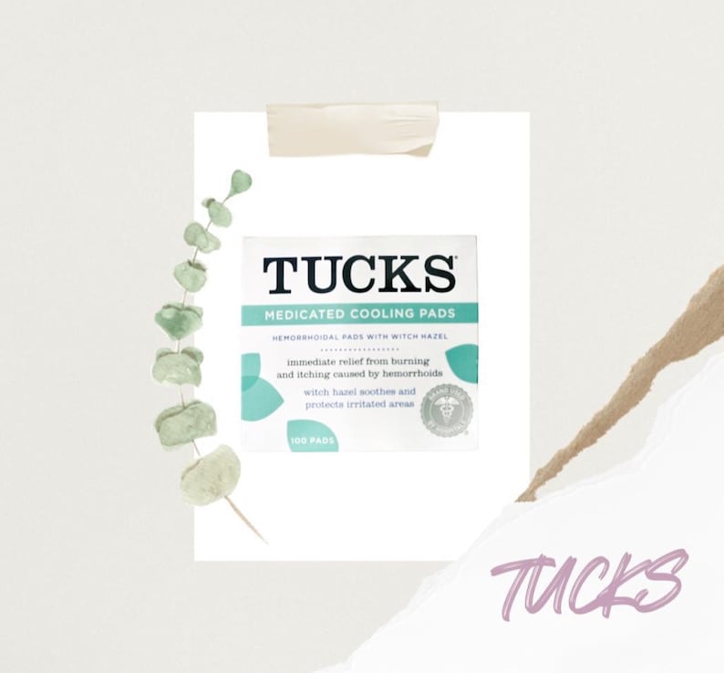Pode incluir: Um pacote de TUCKS Medicated Cooling Pads para hemorroidas. O pacote &eacute; branco com detalhes azuis e verdes. O texto no pacote diz "TUCKS Medicated Cooling Pads Almofadas para hemorroidas com hamam&eacute;lis Al&iacute;vio imediato da queima e coceira causada por hemorroidas O hamam&eacute;lis acalma e protege as &aacute;reas irritadas 100 Almofadas".