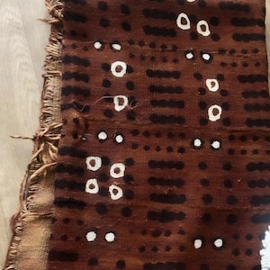 Peut inclure: Ensemble de trois tasses en céramique avec une finition mate et mouchetée. Les tasses sont de couleur crème, gris clair et gris foncé. Chaque tasse a un design simple et minimaliste, parfait pour le café ou le thé.