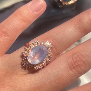 Precioso anillo llamativo de cuarzo lunar de lavanda / banda ajustable chapada en oro rosa de plata de ley 925