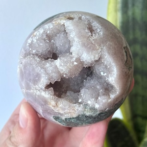 Preciosa esfera de amatista rosa drusa con jaspe de Brasil / Bola de cristal de jaspe amatista rosa de 72 mm