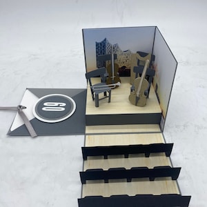 Explosionsbox als originelle Gutscheinverpackung für Konzertkarten Elbphilharmonie, personalisiertes Geburtstagsgeschenk