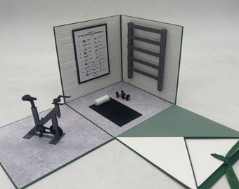Gimnasio tipo cabina explosiva con bicicleta estática, bicicleta de interior, equipamiento deportivo y bono para una membresía de gimnasio.