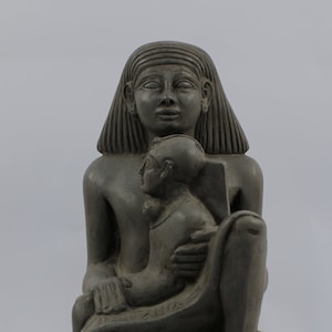 Alte ägyptische Mutterschaft, die sich um ihr Baby kümmert, aus grauem Basaltstein Replik-Altarstatue Made In Ägypten Bild 1
