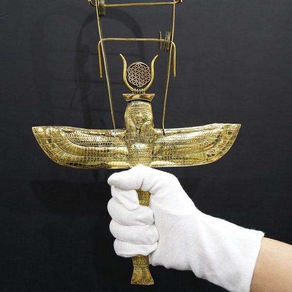 Handgefertigtes Sistrum aus Kupfer mit der Göttin ISIS die Hathor's Sonnenscheibe trägt und die Flügel ausbreitet - Musikinstrument - made in Ägypten