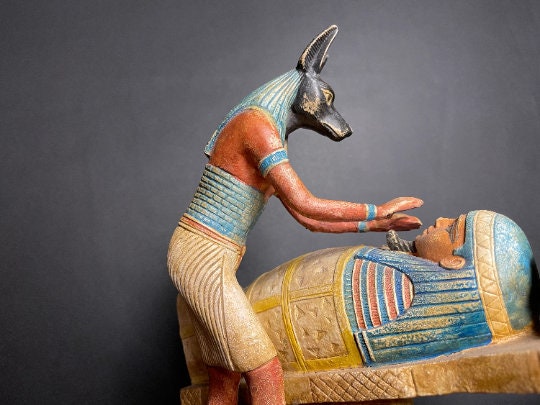 エジプトの来世の神アヌビスは、冥界の神ツタンカーメン王をミイラ化