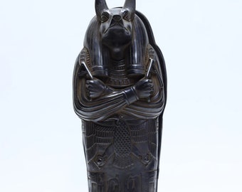 エジプトのミイラが入った古代エジプト神アヌビスの棺。エジプトで丁寧