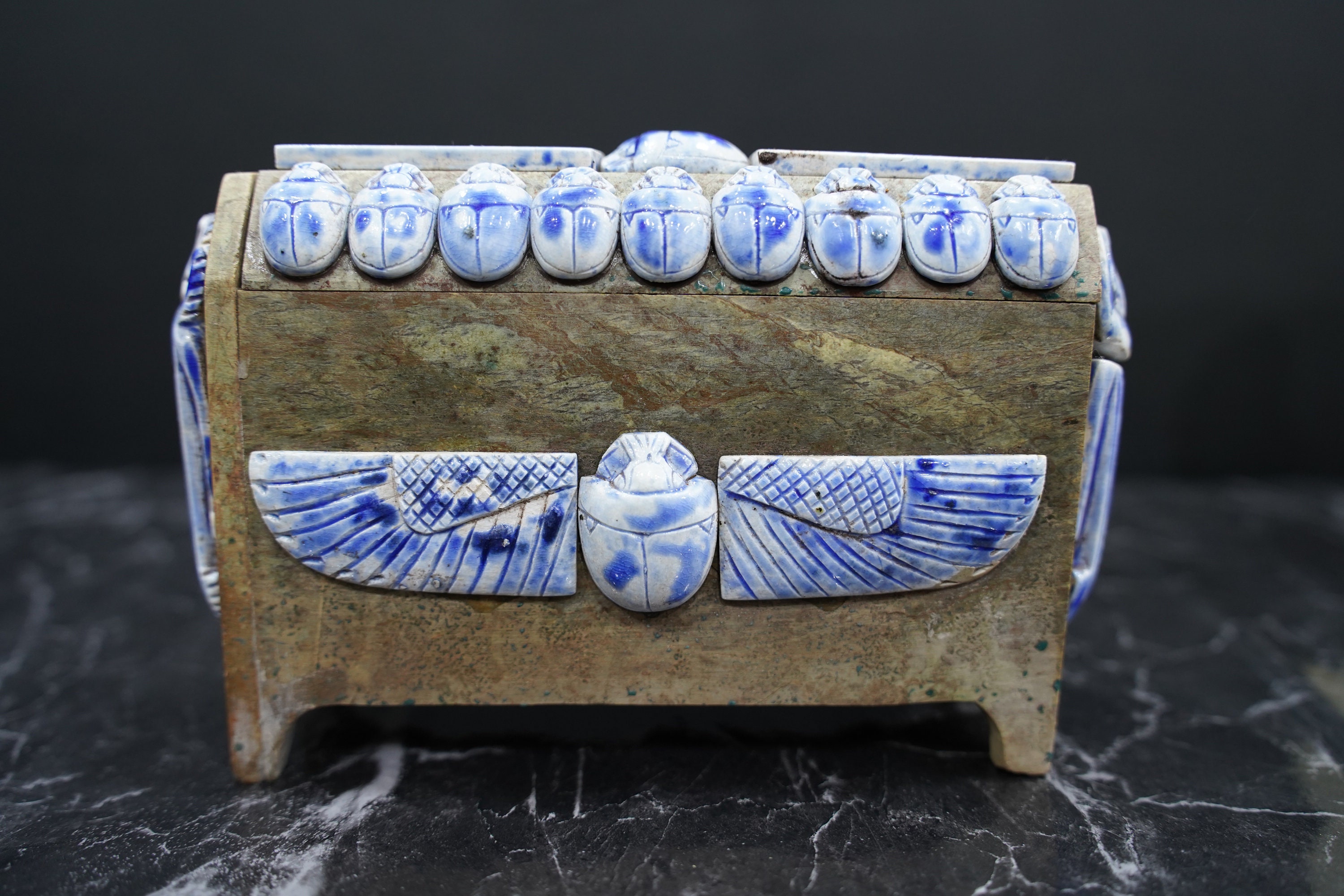 箱付きのカノプス壺のレプリカ4つ。素晴らしい装飾とトルコ石の