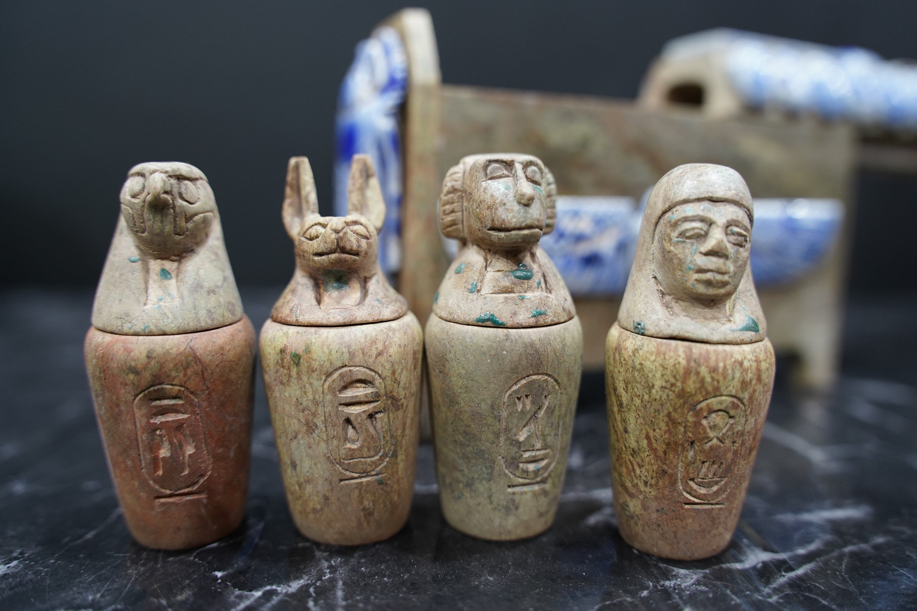 箱付きのカノプス壺のレプリカ4つ。素晴らしい装飾とトルコ石の釉薬が