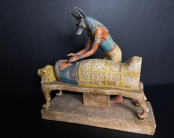 エジプトの来世の神アヌビスは、冥界の神ツタンカーメン王を