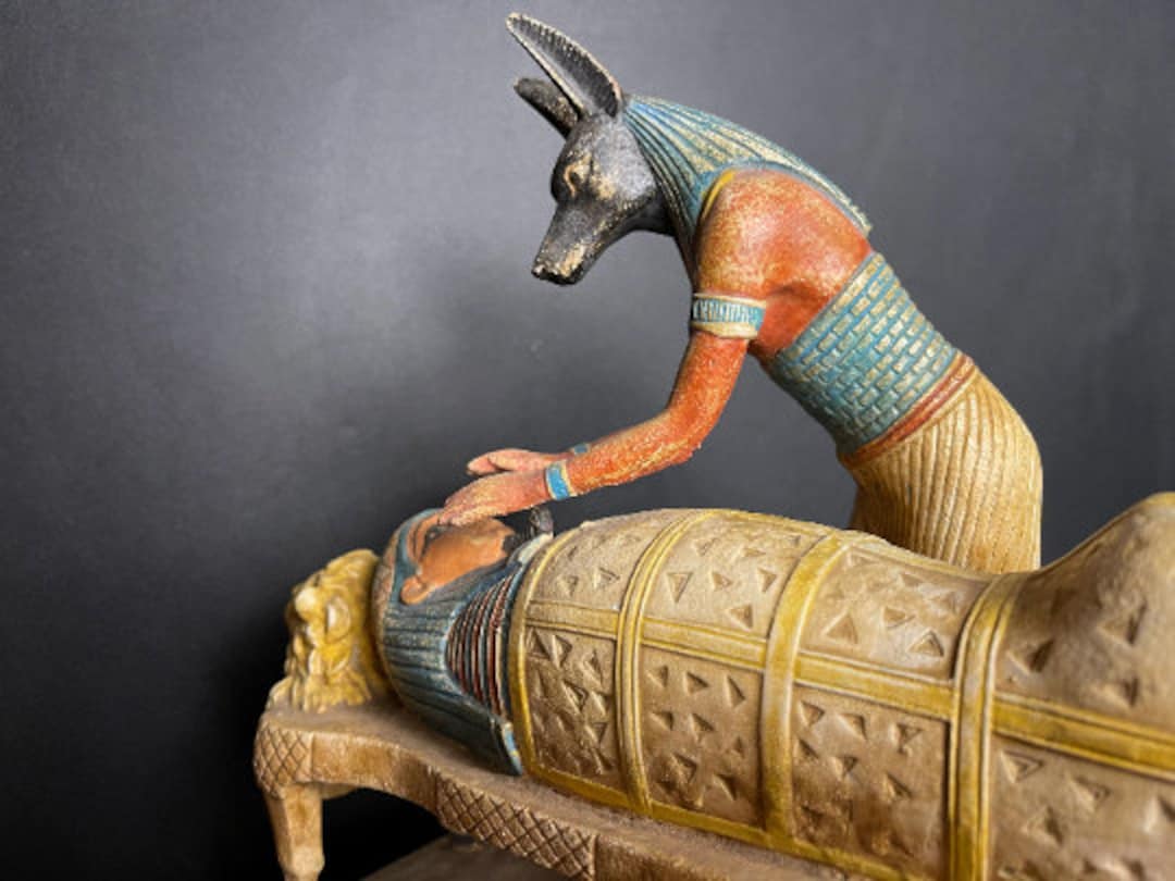 エジプトの来世の神アヌビスは、冥界の神ツタンカーメン王をミイラ化