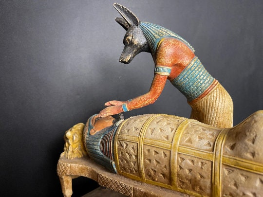 エジプトの来世の神アヌビスは、冥界の神ツタンカーメン王をミイラ化