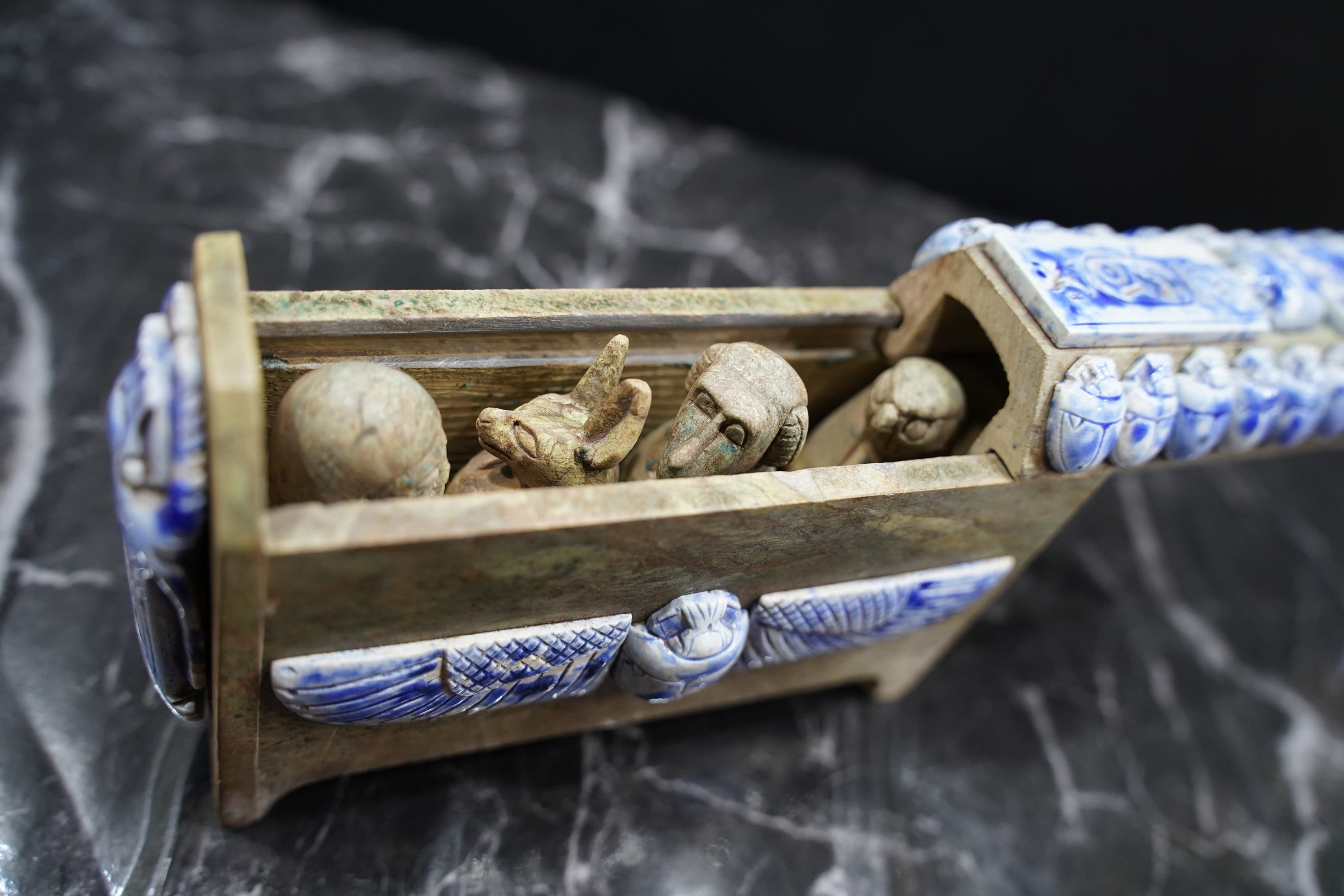 箱付きのカノプス壺のレプリカ4つ。素晴らしい装飾とトルコ石の釉薬が