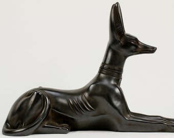 エジプトの来世の神アヌビスは、冥界の神ツタンカーメン王をミイラ化