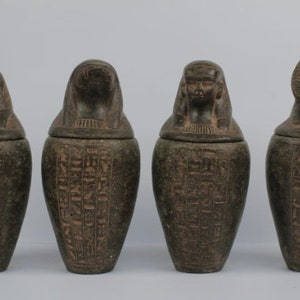 箱付きのカノプス壺のレプリカ4つ。素晴らしい装飾とトルコ石の