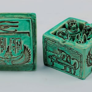 箱付きのカノプス壺のレプリカ4つ。素晴らしい装飾とトルコ石の