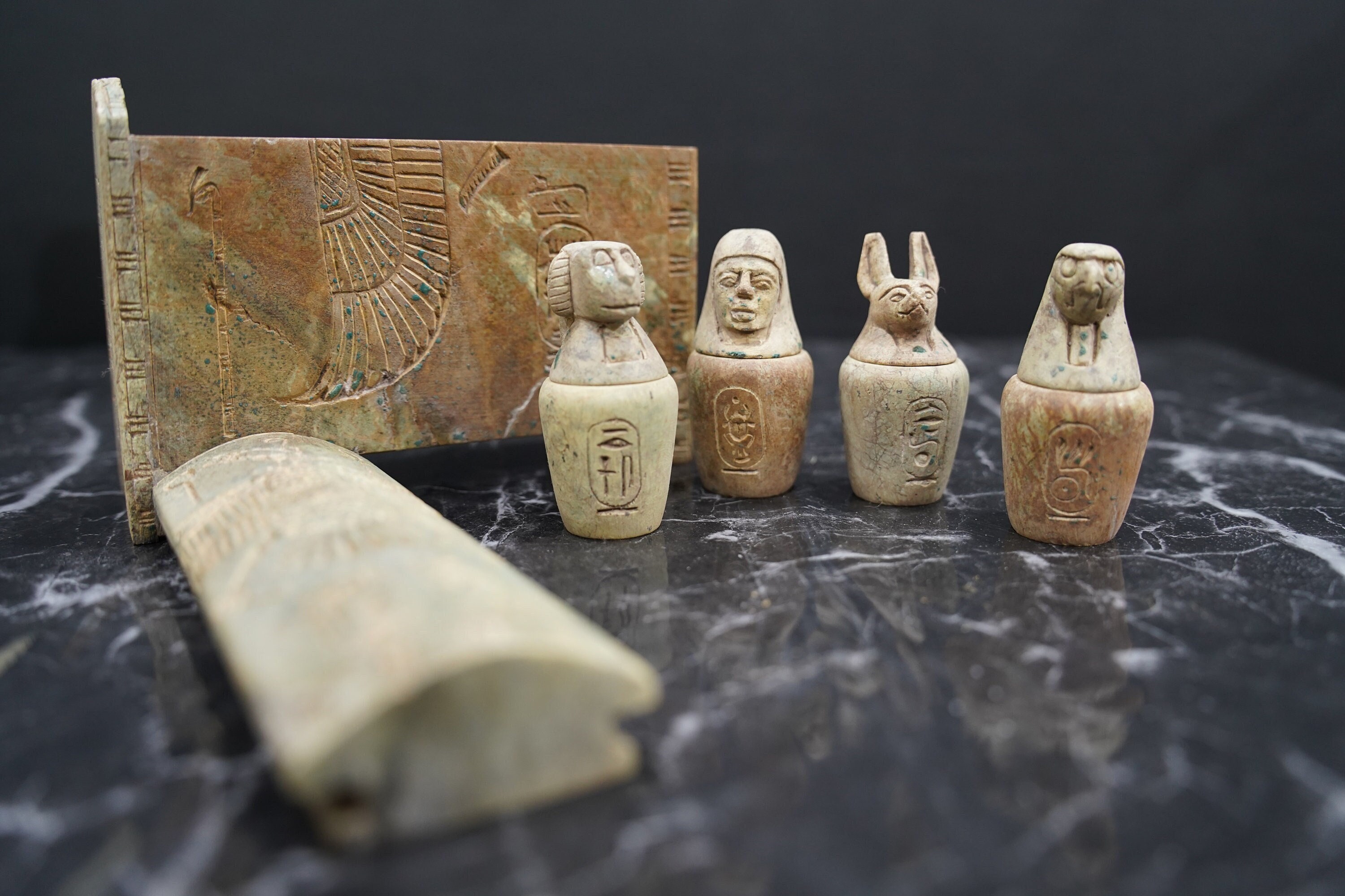 エジプトの4つのレプリカカノプス壺、箱付き墓、素晴らしい装飾と炎石