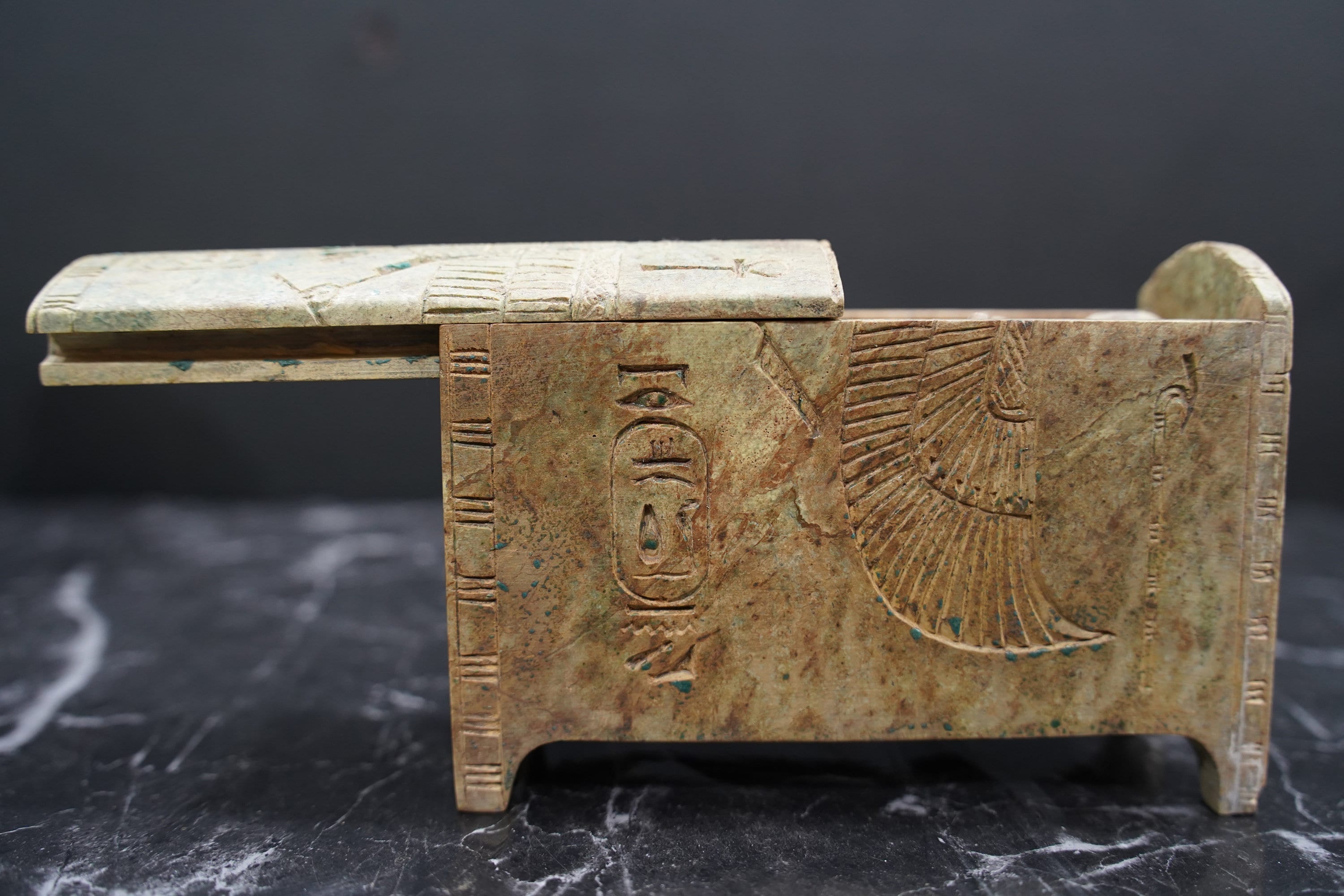 エジプトの4つのレプリカカノプス壺、箱付き墓、素晴らしい装飾と炎石