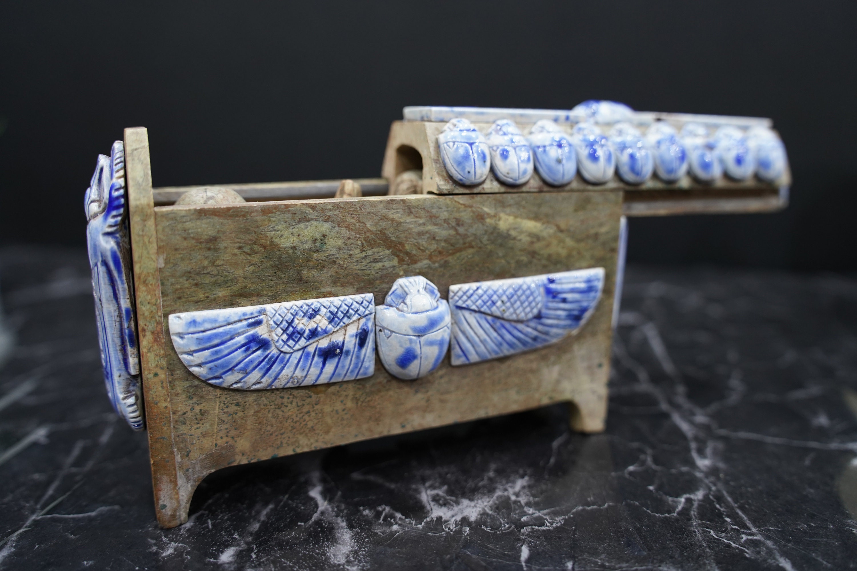 箱付きのカノプス壺のレプリカ4つ。素晴らしい装飾とトルコ石の