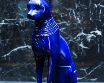 首にファラオのネックレスをつけたエジプトのバステト猫の像。エジプト