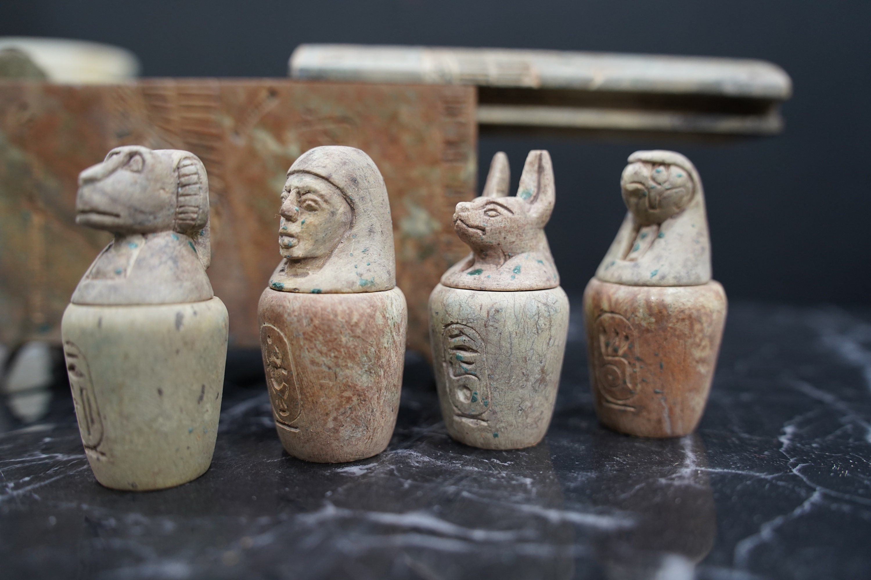 エジプトの4つのレプリカカノプス壺、箱付き墓、素晴らしい装飾