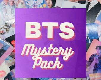 Może przedstawiać: Fioletowo-biały znak z tekstem "BTS Mystery Pack" w białym, różowym i fioletowym kolorze czcionki. Znak jest otoczony różnymi przedmiotami z motywem BTS, w tym zdjęciami, naklejkami i brelokami.