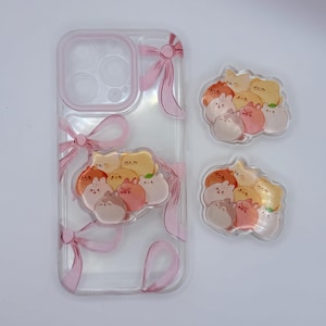 Puede incluir: Funda transparente para teléfono con lazos rosas y pegatinas de animales de dibujos animados en tonos amarillos, naranjas y rosas. También se incluyen dos pegatinas a juego. La funda es para un smartphone.