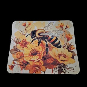 Puede incluir: Una abeja amarilla y marrón con alas transparentes vuela sobre un grupo de flores amarillas con tallos marrones. Las flores tienen un centro blanco y están rodeadas de hojas verdes.