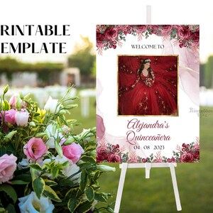 K&ouml;nnte beinhalten: Druckbarer Willkommens-Schild mit einem floralen Design in Rosa- und Gr&uuml;nt&ouml;nen. Das Schild zeigt ein Foto einer Person in einem roten Kleid und den Text "Willkommen zu Alejandra's Quincea&ntilde;era 04 08 2023".