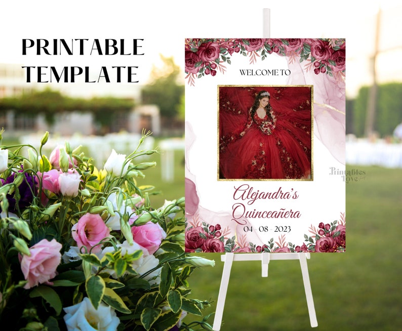 K&ouml;nnte beinhalten: Druckbarer Willkommens-Schild mit einem floralen Design in Rosa- und Gr&uuml;nt&ouml;nen. Das Schild zeigt ein Foto einer Person in einem roten Kleid und den Text "Willkommen zu Alejandra's Quincea&ntilde;era 04 08 2023".