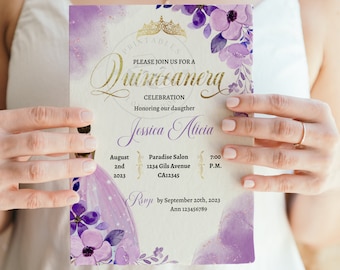 Puede incluir: Invitación a una Quinceañera de color morado y dorado con diseño floral. La invitación dice "Por favor, únase a nosotros para una celebración de Quinceañera en honor a nuestra hija Jessica Alicia" e incluye la fecha, la hora, el lugar y la información de RSVP.