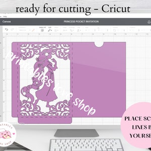 K&ouml;nnte beinhalten: Ein Computerbildschirm zeigt ein Design f&uuml;r eine Prinzessinnen-Taschen-Einladung in Cricut Design Space. Das Design zeigt eine Prinzessin mit einer Krone und ein Einhorn. Der Text "PLACE SCORE LINES BY YOURSELF" ist auf dem Bildschirm zu sehen.