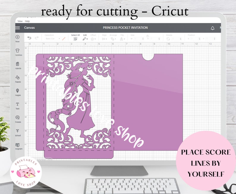 K&ouml;nnte beinhalten: Ein Computerbildschirm zeigt ein Design f&uuml;r eine Prinzessinnen-Taschen-Einladung in Cricut Design Space. Das Design zeigt eine Prinzessin mit einer Krone und ein Einhorn. Der Text "PLACE SCORE LINES BY YOURSELF" ist auf dem Bildschirm zu sehen.