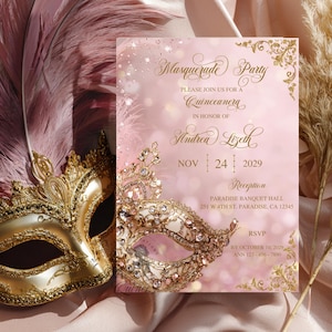 Puede incluir: Una invitación rosa y dorada para una fiesta de máscaras para una Quinceañera. La invitación presenta una máscara dorada con joyas, una escritura elegante y los detalles del evento: fecha, hora y lugar. Plumas decorativas y una máscara dorada en el fondo.