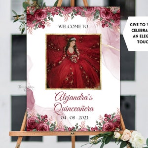 K&ouml;nnte beinhalten: Willkommen zur Quincea&ntilde;era von Alejandra am 04.08.2023. Ein Willkommenszeichen mit einem Foto einer jungen Frau in einem roten Kleid, umgeben von burgunderfarbenen und rosafarbenen Blumen.