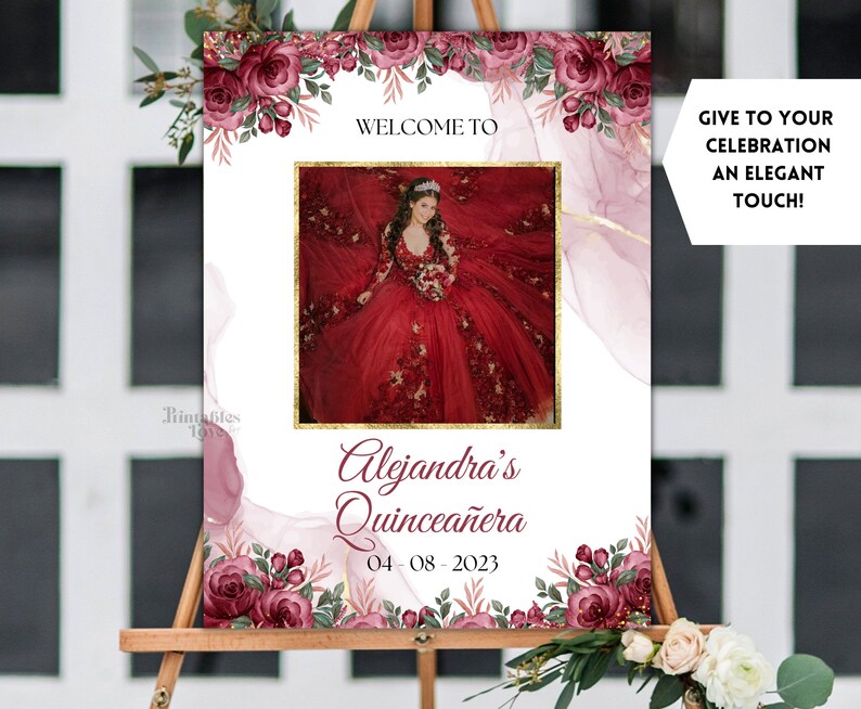 K&ouml;nnte beinhalten: Willkommen zur Quincea&ntilde;era von Alejandra am 04.08.2023. Ein Willkommenszeichen mit einem Foto einer jungen Frau in einem roten Kleid, umgeben von burgunderfarbenen und rosafarbenen Blumen.