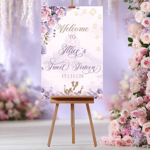 Puede incluir: Un caballete de madera exhibe un letrero de bienvenida para una celebración de Sweet Sixteen. El letrero presenta arreglos florales de rosas rosas y moradas, con el texto "Welcome to Alice's Sweet Sixteen" en una elegante escritura. La fecha se muestra debajo.