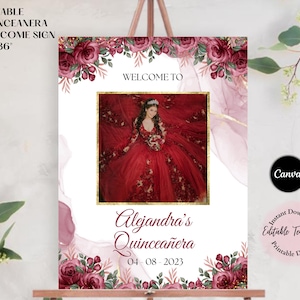 K&ouml;nnte beinhalten: Ein druckbares Willkommens-Schild f&uuml;r eine Quincea&ntilde;era-Feier. Das Schild zeigt ein florales Design mit burgunderfarbenen Rosen und Gr&uuml;n, einen goldenen Rahmen mit einem Foto der Quincea&ntilde;era und den Text "Willkommen zu Alejandra's Quincea&ntilde;era 04-08-2023".